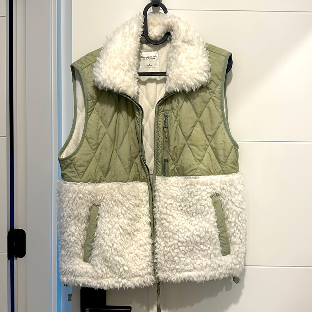 A&F Dual color sherpa vest